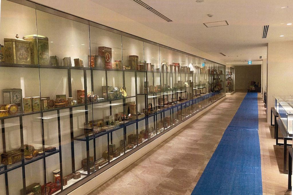 ロイズB：長尺壁面ショーケース - 大型・長尺対応のオーダー金物什器