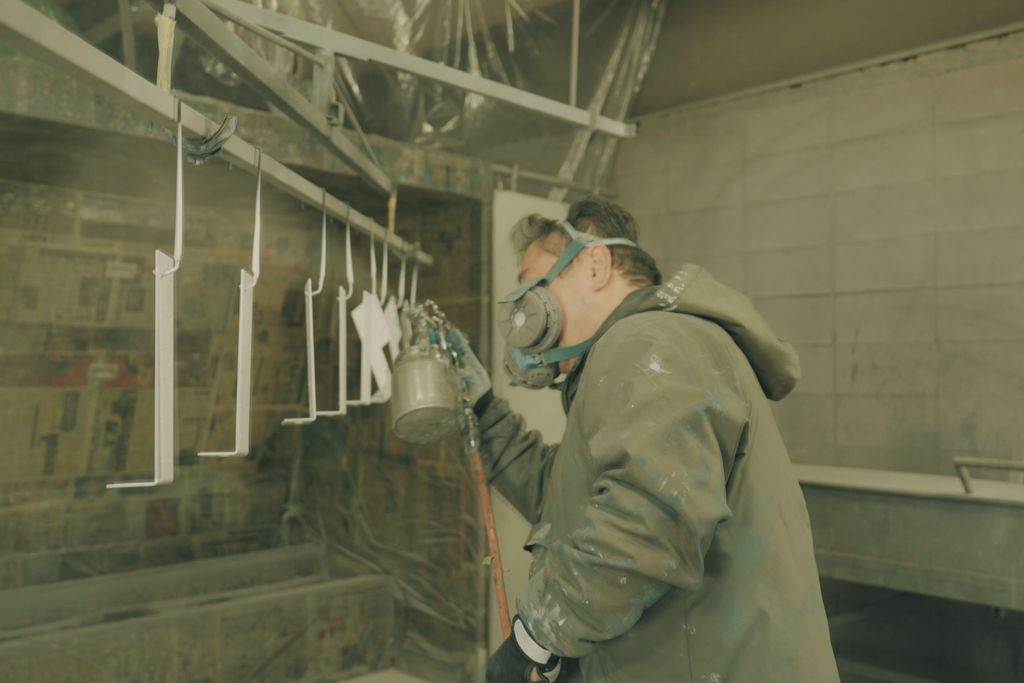 金属焼付塗装スタッフ - スプレー塗装作業